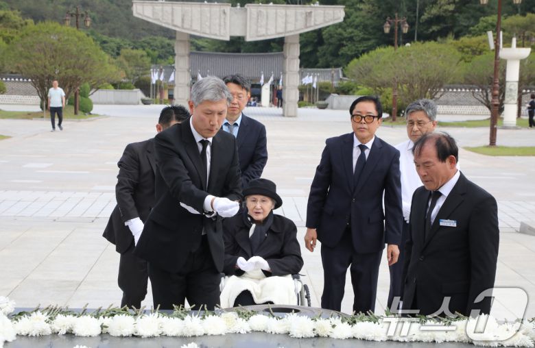 노태우 전 대통령의 아내 김옥숙씨가 19일 광주 북구 운정동 국립 5·18민주묘지에 참배하고 있다. 이날 김 여사의 참배에는 아들인 노재헌 재단법인 동아시아문화센터 이사장이 함께했다. 2025.5.19/뉴스1 ⓒ News1 이수민 기자
