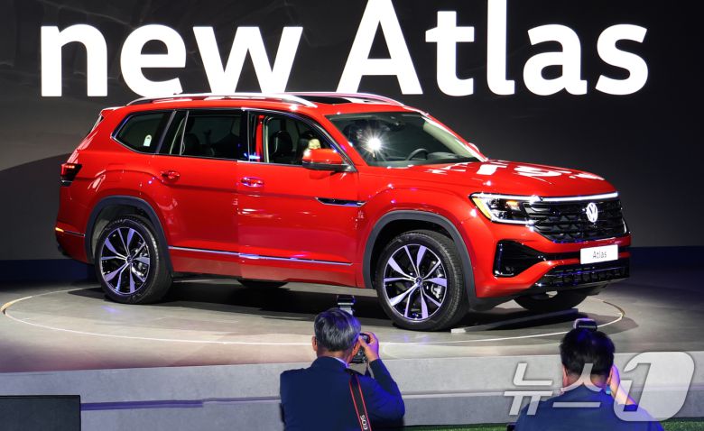 26일 인천 중구스튜디오파라다이스에서 폭스바겐코리아 새로운 대형 SUV '신형 아틀라스'가 공개되고 있다. 동급 최대 수준의 차체 크기를 자랑하는 신형 아틀라스는 차량에 트레일러 히치(견인 장치)가 차체 하단부에 기본 장착돼 있다. 2025.5.26/뉴스1 ⓒ News1 권현진 기자