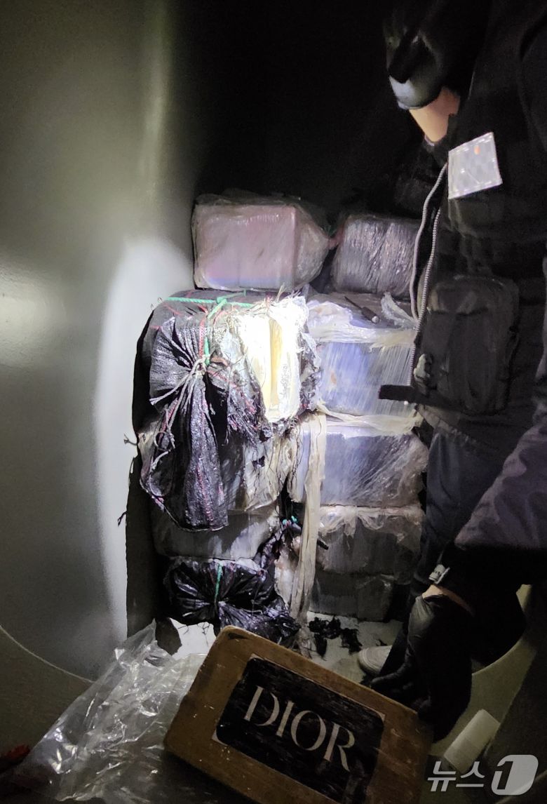 지난 2일 강원 강릉 옥계항에 입항한 벌크선에서 발견된 다량의 코카인 의심물질.(동해해경청 제공, 재판매 및 DB 금지)