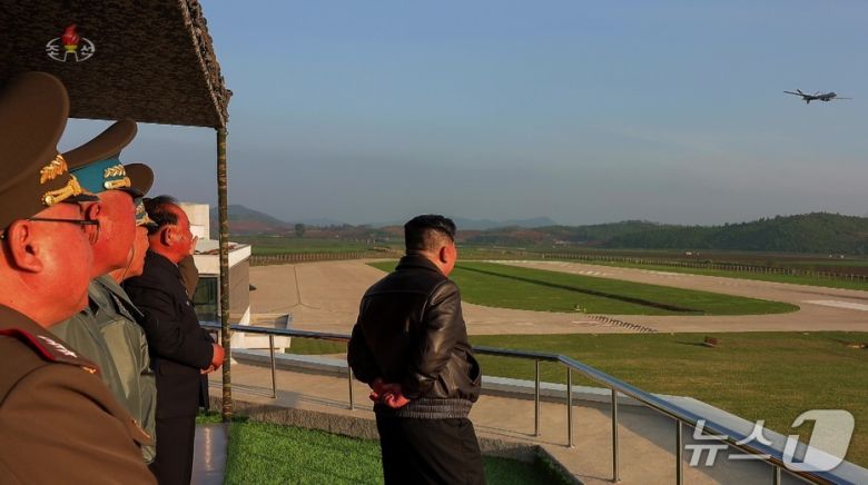 같은날 조선중앙TV는 노동신문에 보도된 사진을 확대해 드론 1대만 화면에 나오도록 보도했다 (조선중앙TV 갈무리)