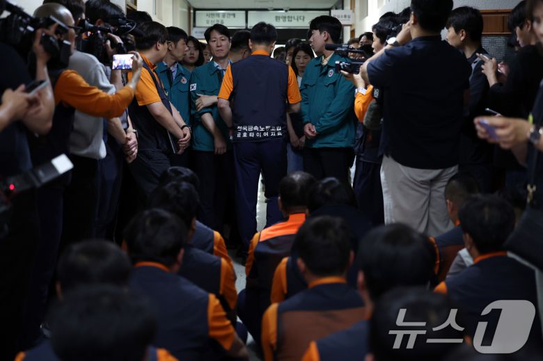 금호타이어 노조가 28일 광주 광산구청에 항의 방문하고 있다. 노조는 전날 박병규 구청장이 금호타이어 광주공장의 함평 빛그린 산단 이전 가능성이 낮다고 발언한 것에 대해 항의했다. 2025.5.28/뉴스1 ⓒ News1 이승현 기자