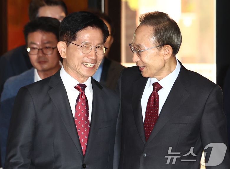 김문수 국민의힘 대통령 후보와 이명박 전 대통령이 27일 서울 여의도의 한 호텔에서 회동하고 있다. 2025.5.27/뉴스1 ⓒ News1 김민지 기자