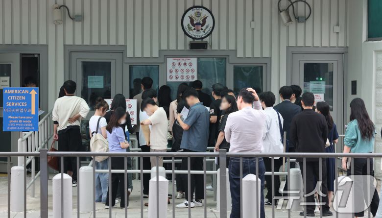 28일 서울 종로구 주한미국대사관 앞에 시민들이 미국 비자심사를 받기 위해 줄지어 서 있다.2025.5.28/뉴스1 ⓒ News1 임세영 기자