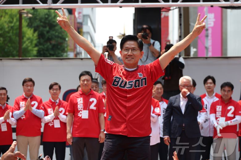 김문수 국민의힘 대통령 후보가 28일 부산 부산진구 쥬디스태화 백화점 앞에서 시민들에게 지지를 호소하고 있다. (공동취재) 2025.5.28/뉴스1 ⓒ News1 이광호 기자