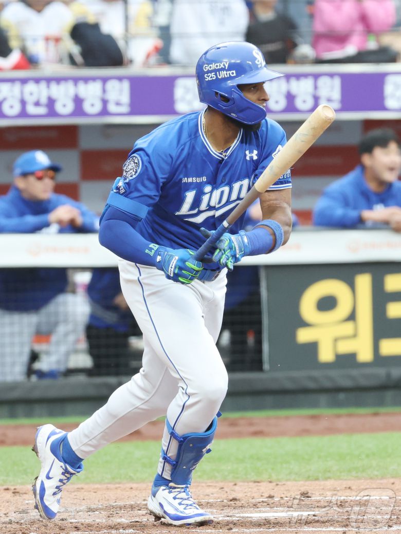 6일 대전 한화생명볼파크에서 열린 '2025 신한 SOL 뱅크 KBO리그' 프로야구 한화 이글스와 삼성라이온즈 경기에서 삼성 3회초 2사 1,2루에서 디아즈가 선취 1타점 안타를 치고 있다. 2025.5.6/뉴스1 ⓒ News1 김기남 기자