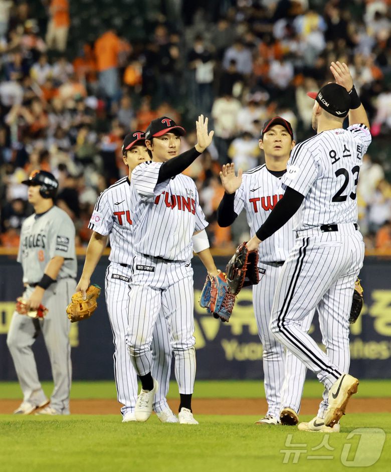 29일 오후 서울 송파구 잠실야구장에서 열린 프로야구 '2025 신한 SOL뱅크 KBO 리그' 한화 이글스와 LG 트윈스의 경기에서 3대1 승리를 거둔 LG 선수들이 기쁨을 나누고 있다. 2025.5.29/뉴스1 ⓒ News1 김진환 기자