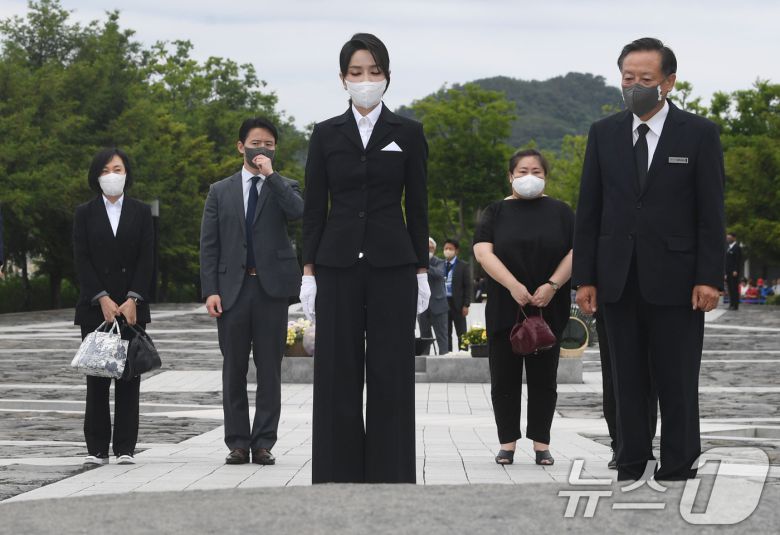 김 여사가 지난 2022년 6월 13일 경남 김해 봉하마을을 찾아 고 노무현 전 대통령 묘역을 참배하는 모습. 왼쪽 첫번째가 유경옥 씨. (대통령실사진기자단) 2025.5.21/뉴스1