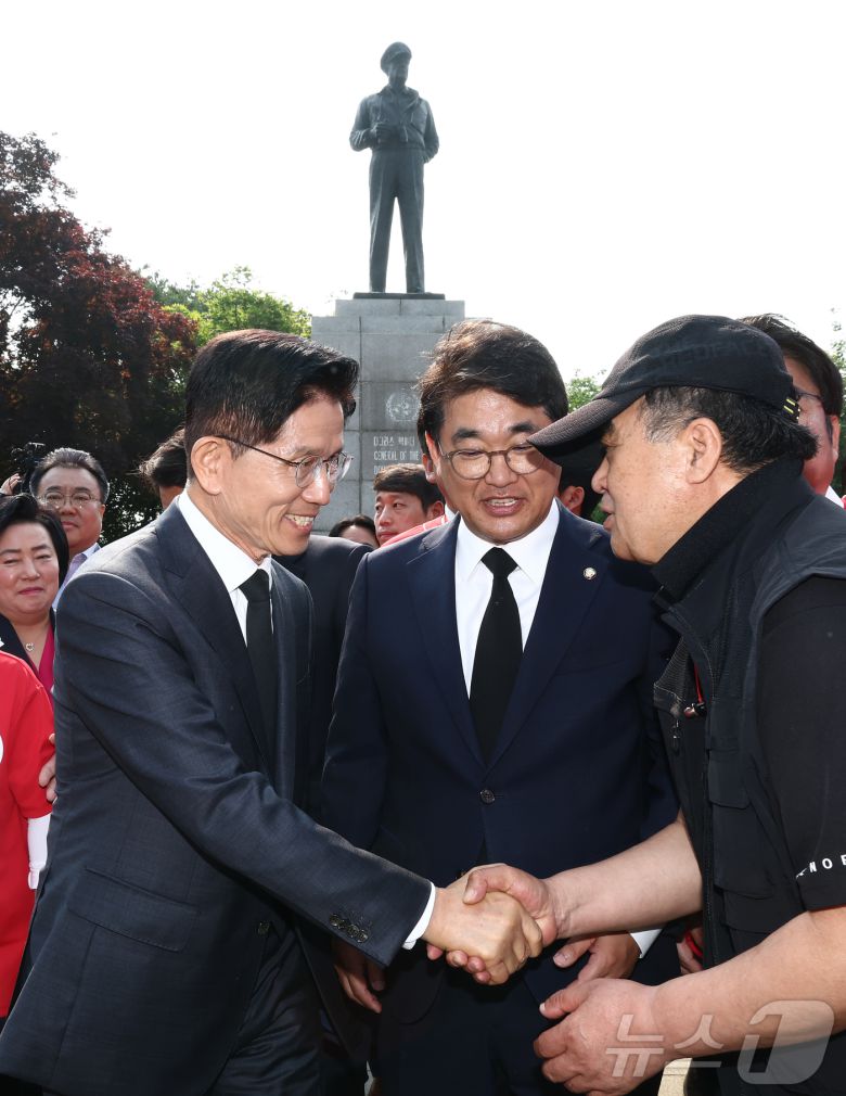 김문수 국민의힘 대통령 후보가 29일 인천 중구 자유공원 맥아더 장군 동상에 참배를 마치고 시민들과 인사를 나누고 있다. 2025.5.29/뉴스1 ⓒ News1 김민지 기자