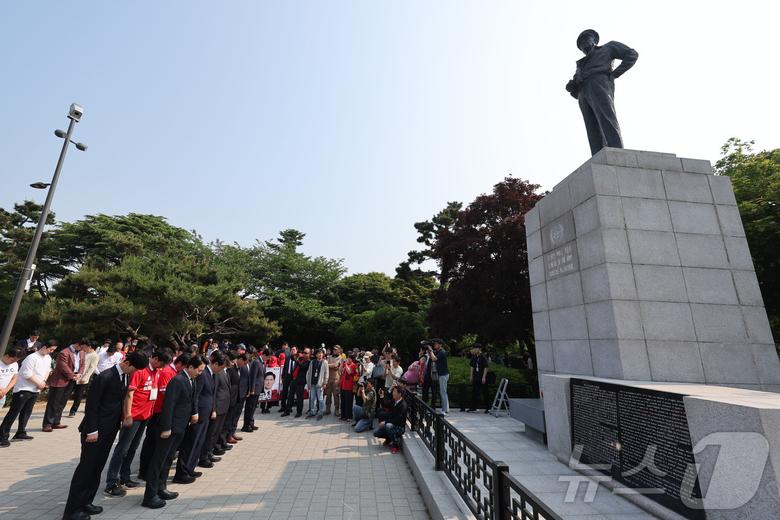 김문수 국민의힘 대통령 후보가 29일 인천 중구 자유공원 맥아더 장군 동상에 참배를 하고 있다. (공동취재) 2025.5.29/뉴스1 ⓒ News1 김민지 기자