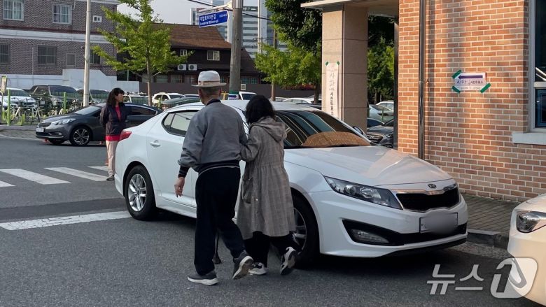 21대 대선 사전투표 첫날인 29일 오전 7시 올해 96세인 김영숙 어르신이 사파동 사전투표소에서 투표를 마치고 돌아가고 있다. ⓒ 뉴스1 강정태 기자