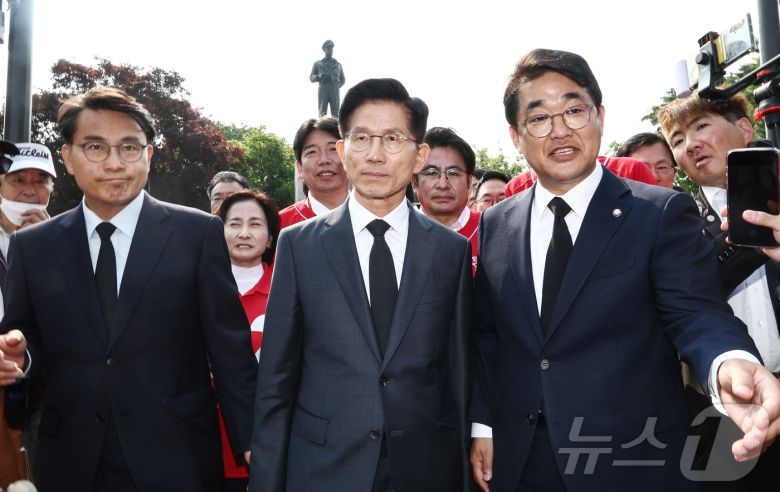 김문수 국민의힘 대통령 후보가 29일 인천 중구 자유공원 맥아더 장군 동상에 참배를 마치고 이동하고 있다. 2025.5.29/뉴스1 ⓒ News1 김민지 기자