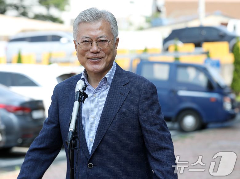 문재인 전 대통령이 제21대 대통령선거 사전투표 첫날인 29일 오전 경남 양산시 하북면주민자치센터에 마련된 하북면 사전투표소에서 투표를 마친 뒤 취재진 질문에 답하고 있다. 2025.5.29/뉴스1 ⓒ News1 윤일지 기자