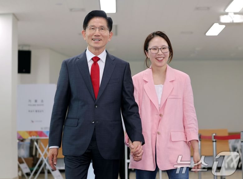 김문수 국민의힘 대통령 후보가 제21대 대통령선거 사전투표 첫날인 29일 인천 계양구 계양1동 주민센터에 마련된 사전투표소에서 딸 김동주 씨와 함께 투표를 마친 후 나서고 있다. (공동취재) 2025.5.29/뉴스1 ⓒ News1 김민지 기자