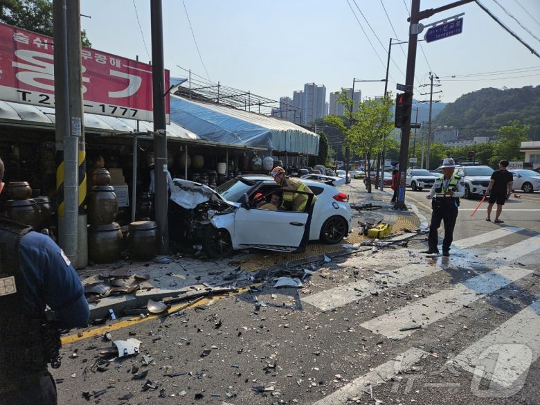 29일 오전 7시 45분쯤 광주 동구 선교동 한 교차로에서 직진하던 벨로스터와 좌회전하던 소나타가 충돌한 모습. (독자제공. 재판매 및 DB금지)