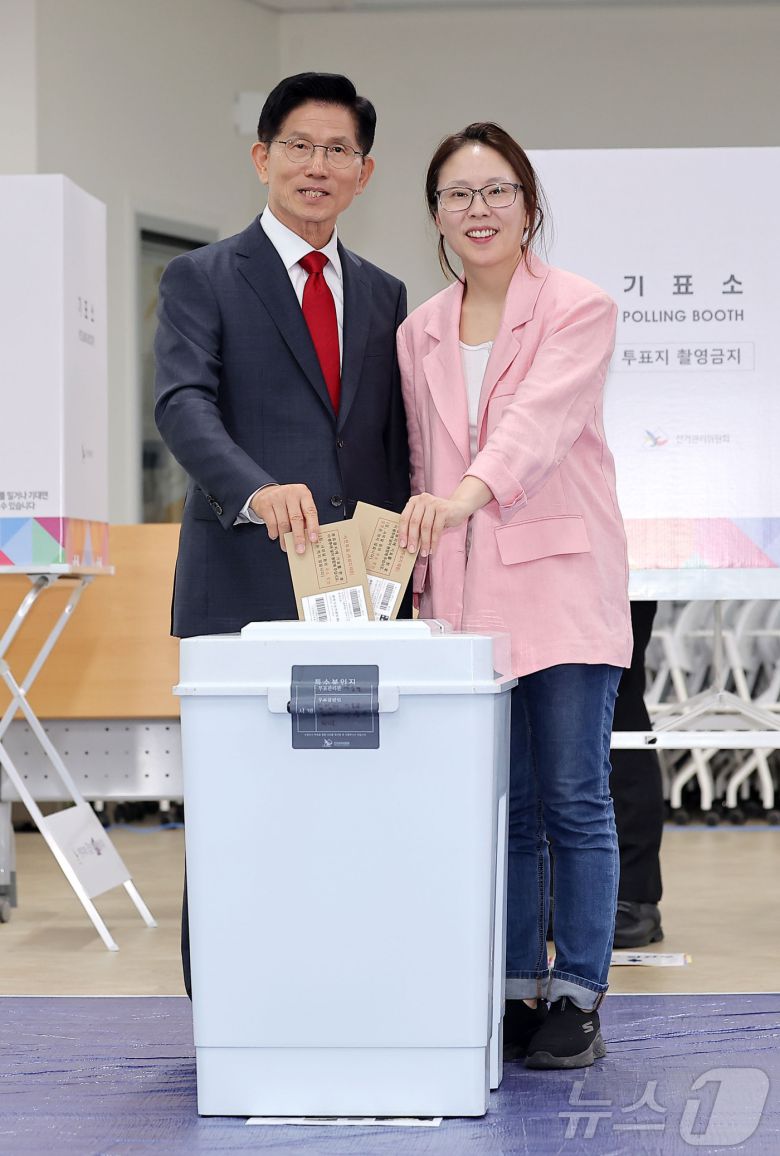 김문수 국민의힘 대통령 후보가 제21대 대통령선거 사전투표 첫날인 29일 인천 계양구 계양1동 주민센터에 마련된 사전투표소에서 딸 동주 씨와 함께 투표를 하고 있다. (공동취재) 2025.5.29/뉴스1 ⓒ News1 김민지 기자