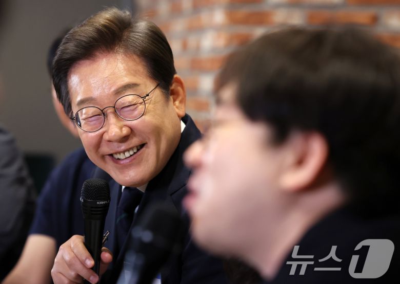 이재명 더불어민주당 대통령 후보가 29일 서울 성동구 메리히어에서 열린 '혁신성장의 씨앗, 스타트업 레벨업!' 간담회에서 소셜벤처 대표들과 대화하고 있다. (공동취재) 2025.5.29/뉴스1 ⓒ News1 안은나 기자