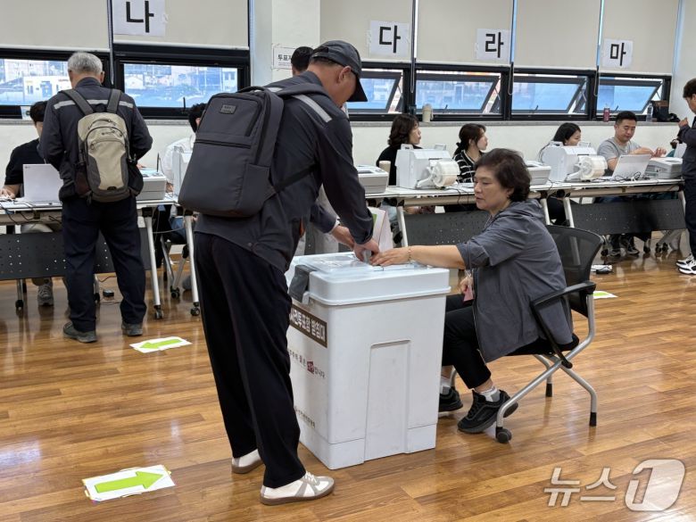 29일 제21대 대선 사전투표 첫날 상문동주민센터 사전투표소에서 투표하고 있는 유권자들. ⓒ 뉴스1 강미영기자