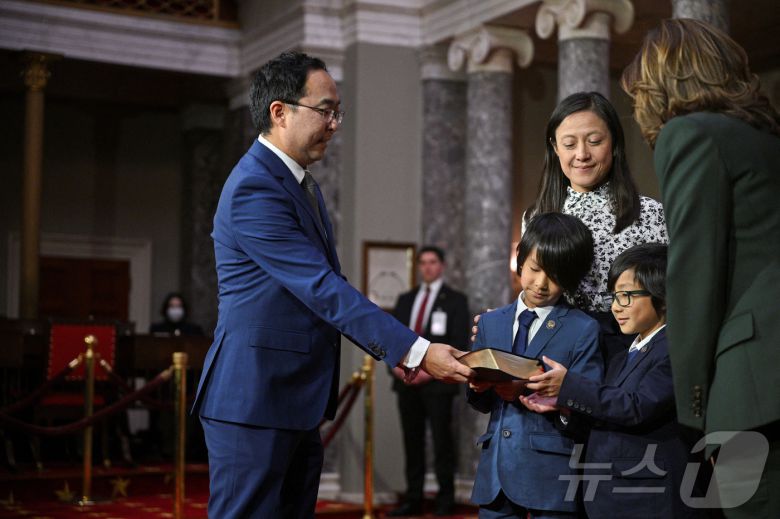 한국계로는 처음으로 미국 연방 상원에 진출한 민주당 소속 앤디 김 의원(42·뉴저지)이 3일(현지시간) 제119대 미 의회 개원일에 가족들이 지켜보는 가운데 취임 선서를 했다. 2025.1.3. ⓒ 로이터=뉴스1 ⓒ News1 조소영 기자