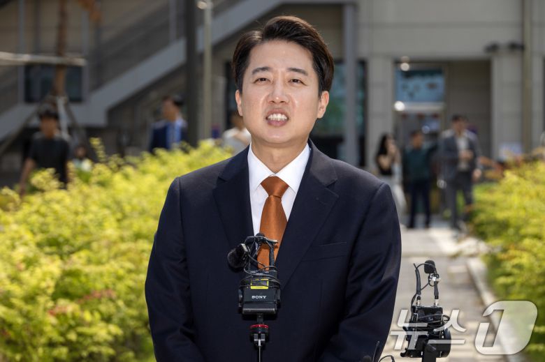 이준석 개혁신당 대통령 후보가 제21대 대통령선거 사전투표 첫날인 29일 오전 경기 화성시 동탄9동 행정복지센터에서 투표를 마친 뒤 취재진 질문에 답하고 있다. (공동취재) 2025.5.29/뉴스1 ⓒ News1 이재명 기자