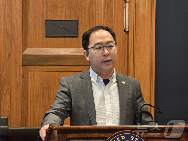 앤디 김 미국 상원위원(민주, 뉴저지)이 28일(현지시간) 워싱턴DC 미 의회 의사당에서 열린 한국 언론과 기자간담회에서 질문에 답하고 있다. 2025.05.28 ⓒ News1 류정민 특파원