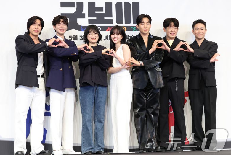 배우 태원석(왼쪽부터)과 박보검, 심나연 감독, 김소현, 이상이, 허성태, 오정세가 29일 서울 구로구 더링크서울 트리뷰트 포트폴리오 호텔에서 열린 JTBC 새 토일드라마 '굿보이' 제작발표회에서 포즈를 취하고 있다. '굿보이'는 특채로 경찰이 된 전직 국가대표 선수들이 메달 대신 경찰 신분증을 목에 걸고, 비양심과 반칙이 판치는 세상에 맞서 싸우는 코믹 액션 청춘 수사극이다. 2025.5.29/뉴스1 ⓒ News1 권현진 기자