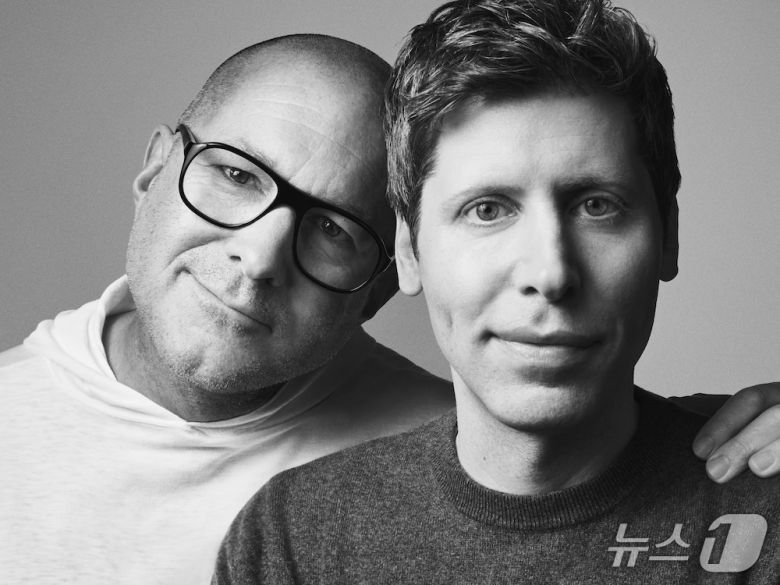 샘 올트먼 오픈AI CEO(오른쪽)과 조니 아이브 io 대표(오픈AI 제공)