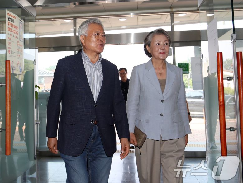 문재인 전 대통령과 부인 김정숙 여사가 제21대 대통령선거 사전투표 첫날인 29일 오전 경남 양산시 하북면주민자치센터에 마련된 하북면 사전투표소로 들어서고 있다. 2025.5.29/뉴스1 ⓒ News1 윤일지 기자