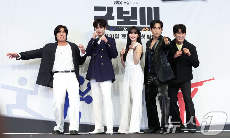 배우 태원석(왼쪽부터)과 박보검, 김소현, 이상이, 허성태가 29일 서울 구로구 더링크서울 트리뷰트 포트폴리오 호텔에서 열린 JTBC 새 토일드라마 '굿보이' 제작발표회에서 포즈를 취하고 있다. '굿보이'는 특채로 경찰이 된 전직 국가대표 선수들이 메달 대신 경찰 신분증을 목에 걸고, 비양심과 반칙이 판치는 세상에 맞서 싸우는 코믹 액션 청춘 수사극이다. 2025.5.29/뉴스1 ⓒ News1 권현진 기자