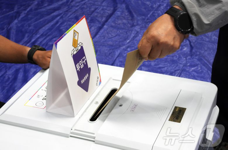 사전투표 첫날인 29일 오전 제주시 연동 사전투표소인 제주도의회 의원회관 대회의실에서 한 유권자가 투표를 하고 있다. 2025.5.29/뉴스1 ⓒ News1 오미란 기자