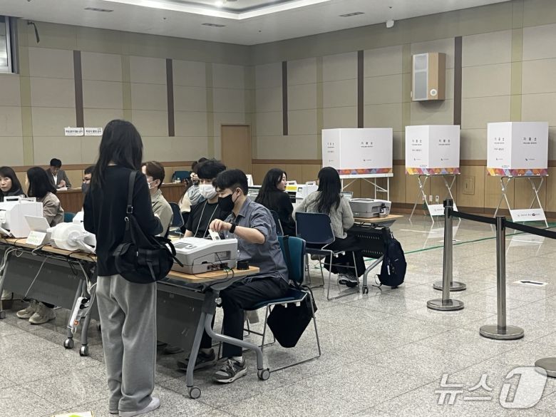 제21대 대통령선거 사전투표가 시작된 29일 부산 남구청에 마련된 사전투표소에서 한 유권자가 투표에 앞선 절차를 진행하고 있다.2025.5.29/뉴스1 ⓒ News1 장광일 기자