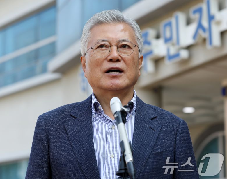 문재인 전 대통령이 제21대 대통령선거 사전투표 첫날인 29일 오전 경남 양산시 하북면주민자치센터에 마련된 하북면 사전투표소에서 투표를 마친 뒤 취재진 질문에 답하고 있다. 2025.5.29/뉴스1 ⓒ News1 윤일지 기자