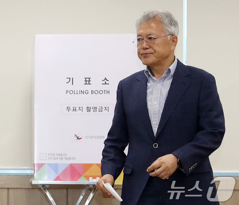 문재인 전 대통령과 부인 김정숙 여사가 제21대 대통령선거 사전투표 첫날인 29일 오전 경남 양산시 하북면주민자치센터에 마련된 하북면 사전투표소에서 투표를 하고 있다. 2025.5.29/뉴스1 ⓒ News1 윤일지 기자