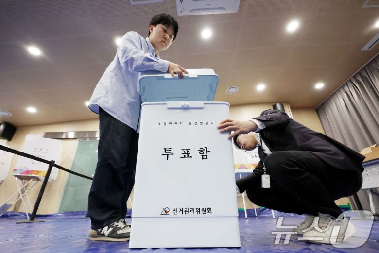 제21대 대통령선거 사전투표를 하루 앞둔 28일 서울 관악구 신사동 복합청사에 마련된 사전투표소에서 서울시 선거관리위원회 관계자들이 투표함을 확인하고 있다. (공동취재) 2025.5.28/뉴스1 ⓒ News1 이동해 기자