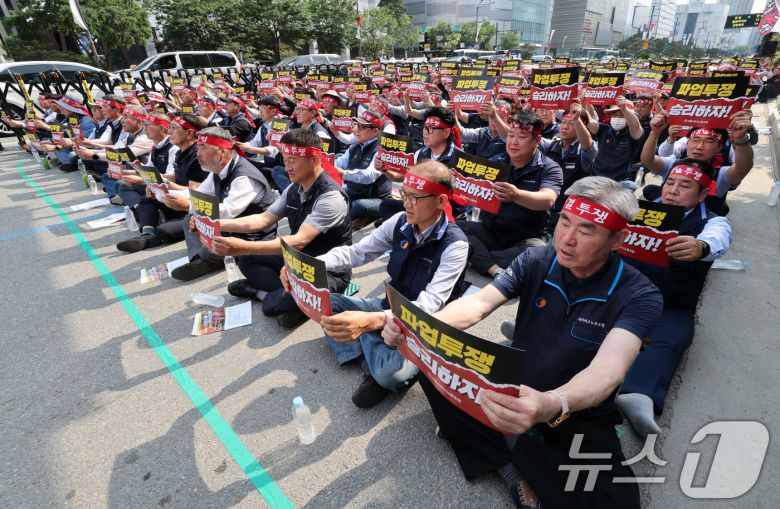 서울시버스노조 노조원들이 서울 송파구 교통회관 앞에서 총파업 투쟁 승리쟁취 버스노동자 결의대회를 하고 있다. 2025.5.26/뉴스1 ⓒ News1 박세연 기자