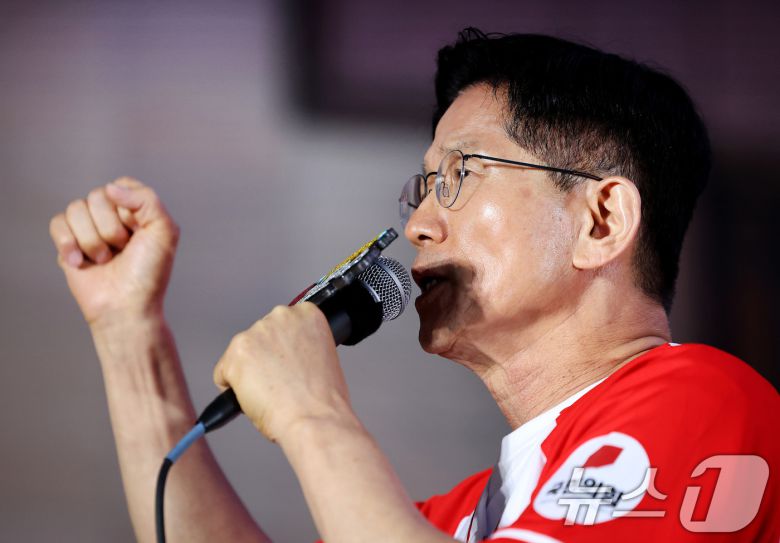 김문수 국민의힘 대통령 후보가 28일 오후 대구 중구 동성로를 찾아 지지를 호소하고 있다. 2025.5.28/뉴스1 ⓒ News1 공정식 기자