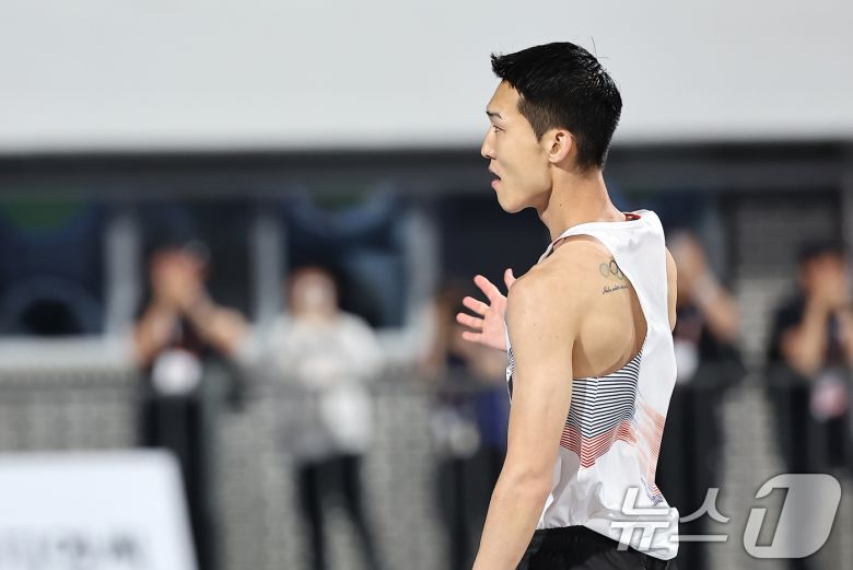 우상혁(용인시청)이 29일 경북 구미시민운동장에서 열린 2025 구미 아시아육상선수권대회 높이뛰기 결선 2m29 1차시기 점프에 성공 후 환호하고 있다. 2025.5.29/뉴스1 ⓒ News1 김도우 기자