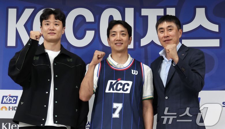 부산 KCC 이지스로 이적한 허훈(가운데)이 29일 서울 강남구 KBL센터에서 열린 입단식에서 허웅, 이상민 감독과 기념촬영을 하고 있다. 허훈은 부산 KCC와 계약 기간 5년, 보수 총액 8억원(연봉 6억5000만원·인센티브 1억5000만원)에 계약했다. 이로써 허훈은 형 허웅과 연세대 시절 이후 11년 만에 한솥밥을 먹게 됐다. 2025.5.29/뉴스1 ⓒ News1 김성진 기자