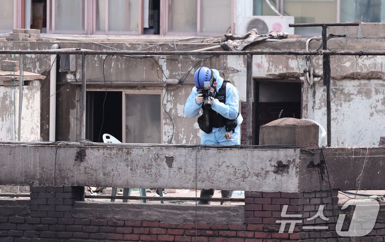 30일 경찰·소방·한국가스공사 등 관계자들이 서울 을지로 세운상가 인근 화재 현장에서 합동감식을 하고 있다.  2025.5.30/뉴스1 ⓒ News1 김성진 기자