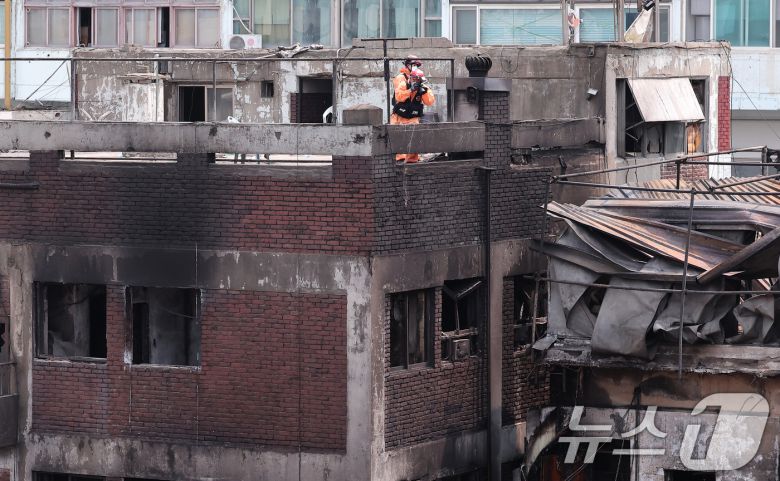30일 경찰·소방·한국가스공사 등 관계자들이 서울 을지로 세운상가 인근 화재 현장에서 합동감식을 하고 있다.  2025.5.30/뉴스1 ⓒ News1 김성진 기자