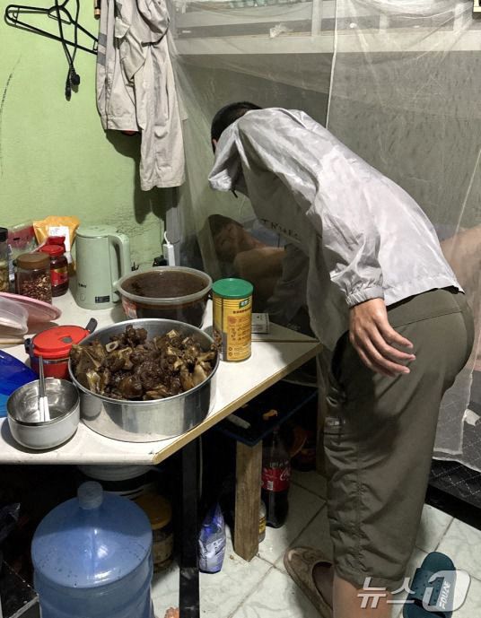 지난해 12월 24일(현지시간) 브라질 노동부가 공개한 북동부 바이아주 카마카리의 중국 전기차 업체 BYD 공장 건설현장에서 적발된 노예노동 피해자 모습. 2024.12.24 ⓒ AFP=뉴스1 ⓒ News1 김지완 기자