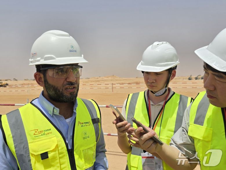 제야드 르말 에너지컴퍼니 최고경영자(Remal Energy Company·CEO)가 20일(현지시간) 루마 가스복합부지 예정부지에서 기자들과 만나 인터뷰를 진행하고 있다. (사진제공 = 산업통상자원부 공동취재단)