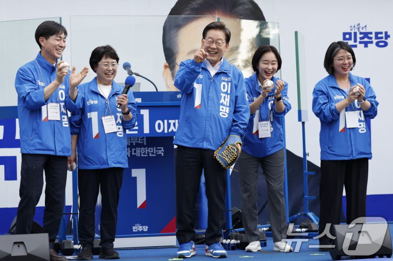 이재명 더불어민주당 대통령 후보가 제21대 대통령선거 사전투표 첫날인 29일 오후 서울 송파구 잠실야구장 앞 광장에서 열린 유세에서 미소를 보이고 있다. 2025.5.29/뉴스1 ⓒ News1 안은나 기자