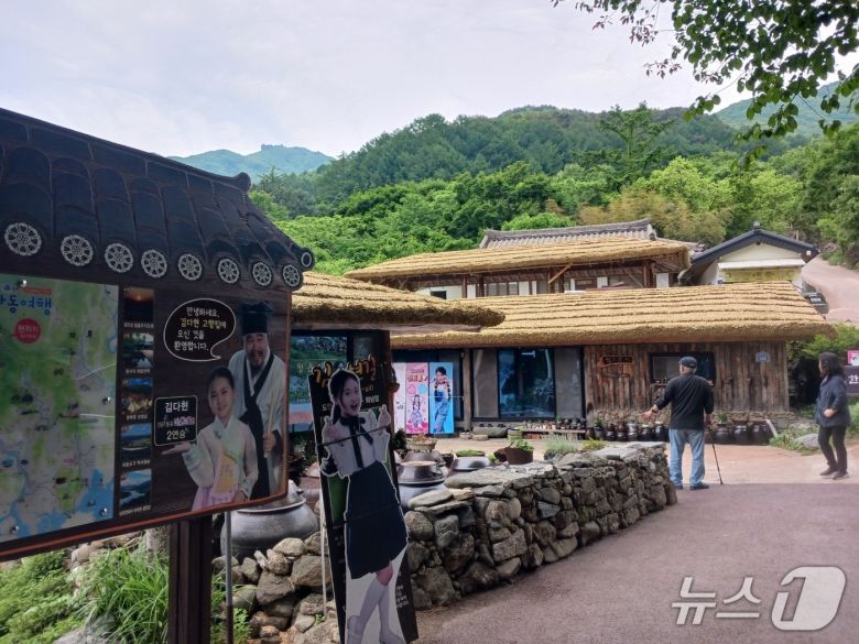 '청학동 국악소녀' 김다현을  기념하기 위해  하동군에서 선포한 김다현길이 시작되는 김봉곤 생가.  지금은  김다현의 큰아버지가 찻집을 운영하고 있다.