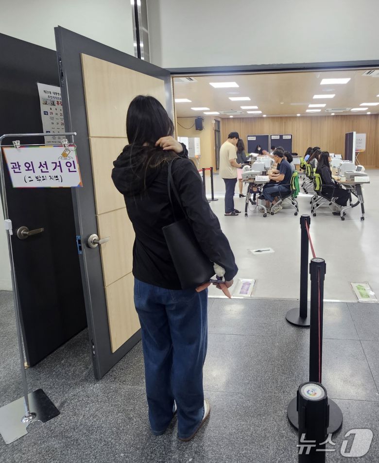 30일 진주 가호동 사전투표소 입구에서 자신의 차례를 기다리는 유권자.2025.05.30/뉴스1 한송학기자