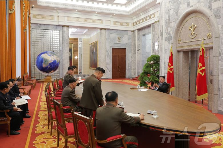 (평양 노동신문=뉴스1) = 북한 노동당 기관지 노동신문은 지난 28일 김정은 당 총비서 주재로 당 중앙군사위원회 제8기 제8차 확대회의가 본부 청사에서 진행됐다고 30일 보도했다. [국내에서만 사용가능. 재배포 금지. DB 금지. For Use Only in the Republic of Korea. Redistribution Prohibited] rodongphoto@news1.kr