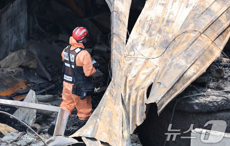 30일 경찰·소방·한국가스공사 등 관계자들이 서울 을지로 세운상가 인근 화재 현장에서 합동감식을 하고 있다.  2025.5.30/뉴스1 ⓒ News1 김성진 기자
