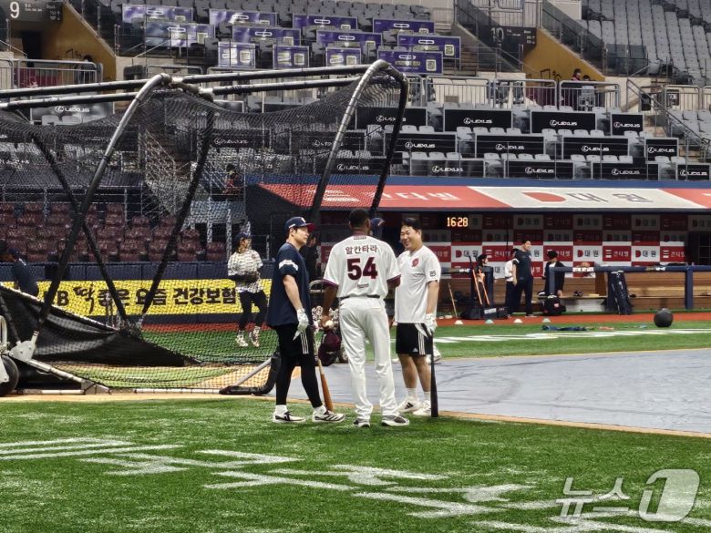 라울 알칸타라(키움 히어로즈)가 30일 팀에 처음 합류한 뒤 옛 동료 양의지, 김재환(이상 두산 베어스)과 만나 이야기를 나누고 있다. ⓒ News1