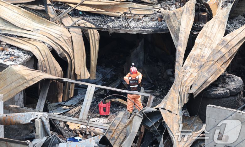 30일 경찰·소방·한국가스공사 등 관계자들이 서울 을지로 세운상가 인근 화재 현장에서 합동감식을 하고 있다.  2025.5.30/뉴스1 ⓒ News1 김성진 기자