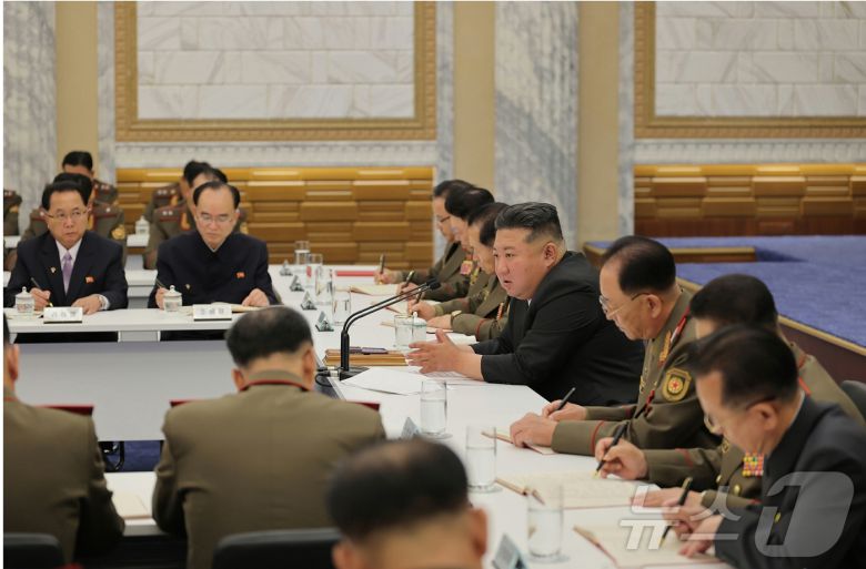 (평양 노동신문=뉴스1) = 북한 노동당 기관지 노동신문은 지난 28일 김정은 당 총비서 주재로 당 중앙군사위원회 제8기 제8차 확대회의가 본부 청사에서 진행됐다고 30일 보도했다. [국내에서만 사용가능. 재배포 금지. DB 금지. For Use Only in the Republic of Korea. Redistribution Prohibited] rodongphoto@news1.kr