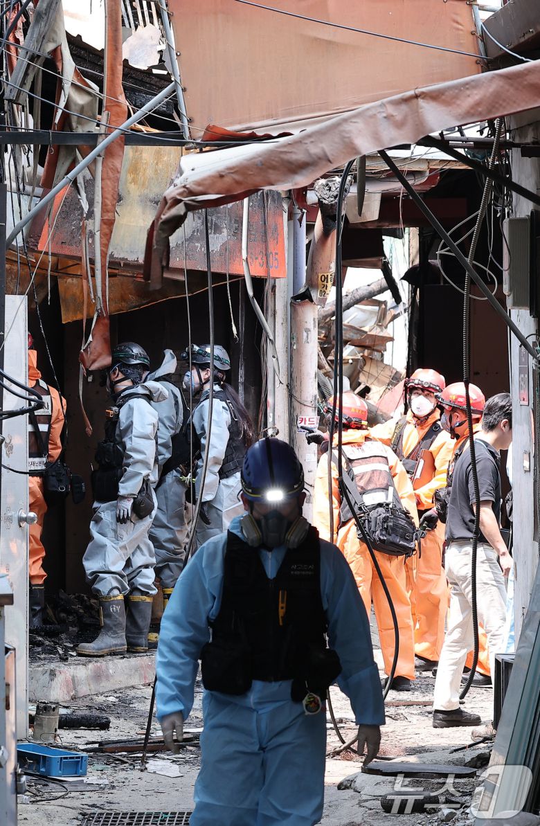 30일 경찰·소방·한국가스공사 등 관계자들이 서울 을지로 세운상가 인근 화재 현장에서 합동감식을 하고 있다. 2025.5.30/뉴스1 ⓒ News1 김성진 기자